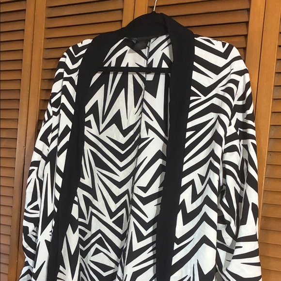 Kardashian Kollection Black and White Geometric Top - Picture 4 of 5